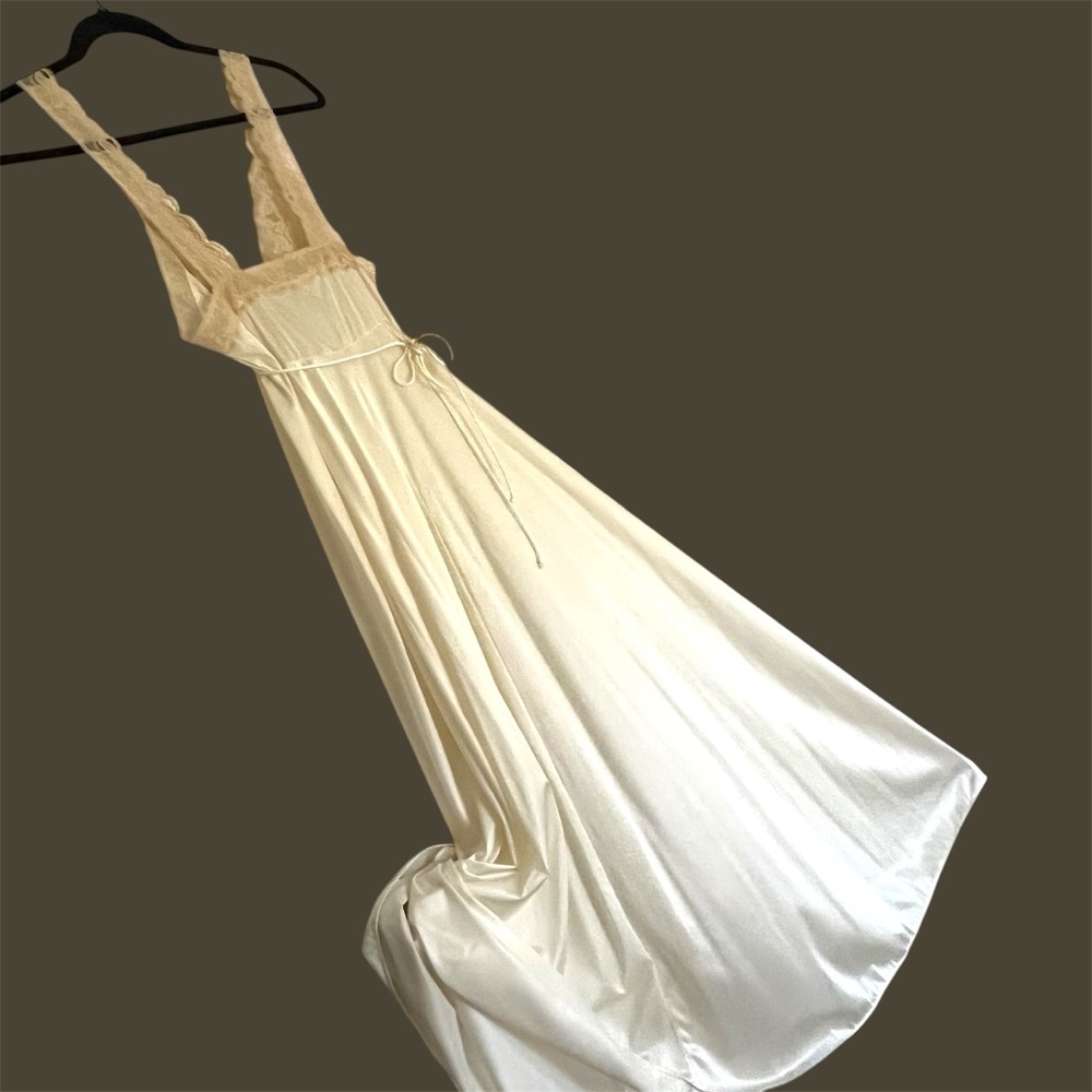 Ethereal Buttery Ivory with Lace Trim 70s Vintage Slip-Dress Gown Kayser Perfect - Picture 9 of 16